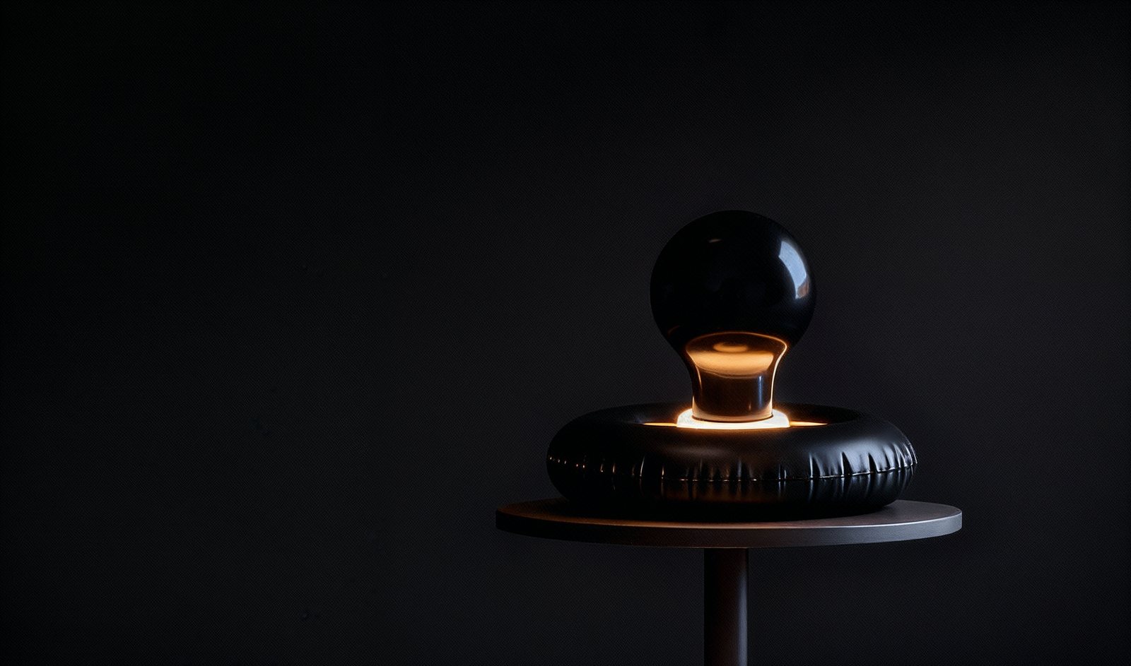 Luminaire noir posé sur une table, dans une pièce sombre