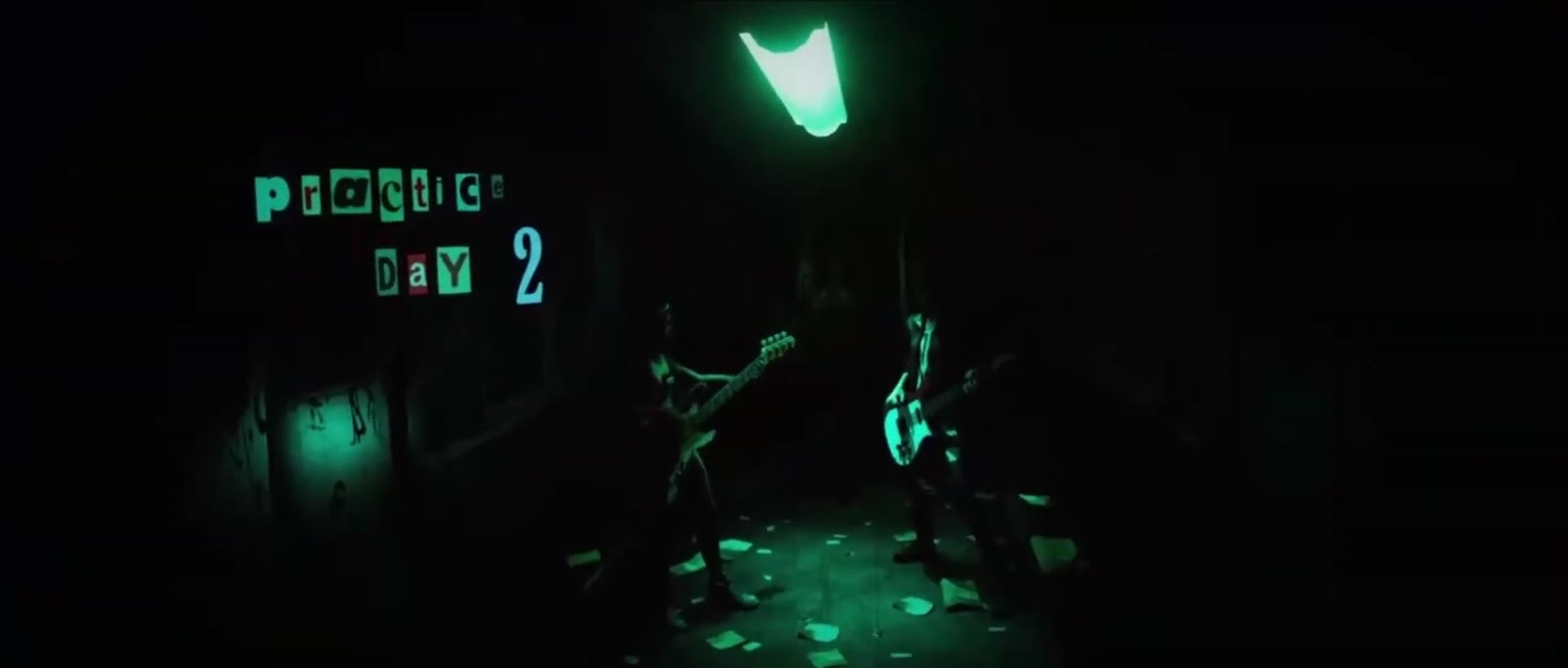 Deux silhouettes sous un néon vert